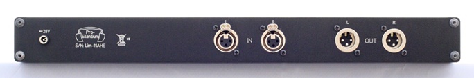 Rückseite der Idiotenbremse 19" mit je zwei XLR-Eingängen und XLR-Ausgängen sowie einer Buchse für das Steckernetzteil